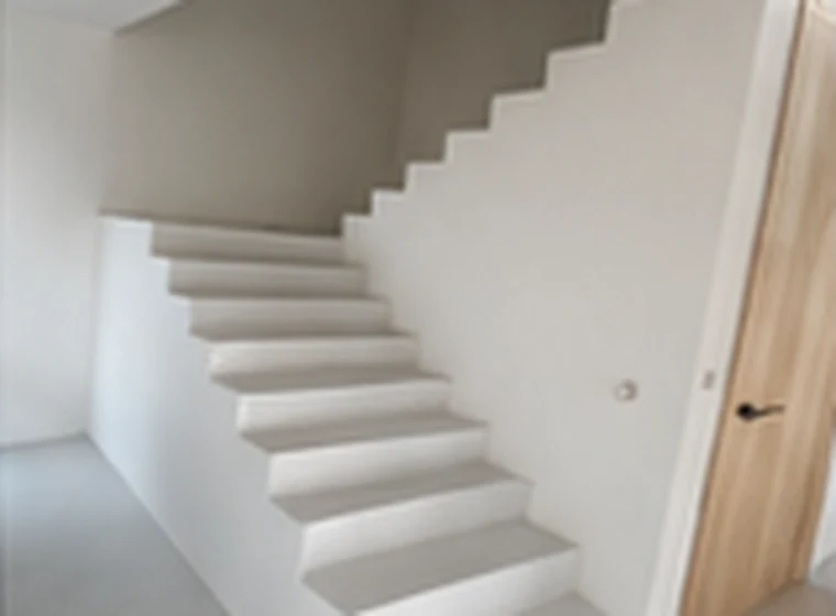 Bílé designové schodiště